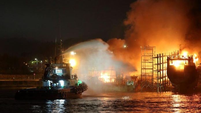 Un incendio arrasa una nave de 2.000 metros cuadrados y tres barcos en Pontevedra.