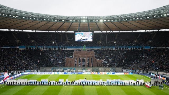 El acto del Hertha Berlin en el 30 aniversario de la caída del Muro