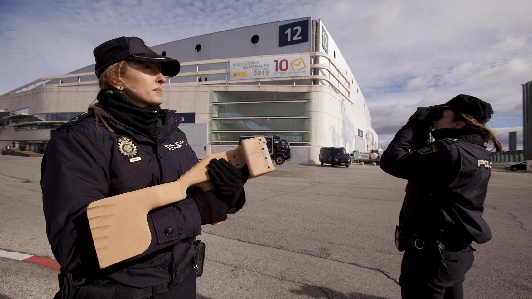 El binomio de la Policía Nacional que protege con el arma anti-drones el Centro Naiconal de Difusión de Datos.