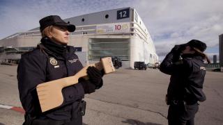 El binomio de la Policía Nacional que protege con el arma anti-drones el Centro Naiconal de Difusión de Datos.