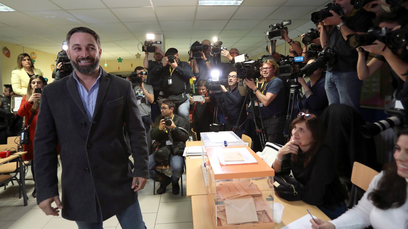El líder de Vox, Santiago Abascal, en el colegio electoral donde votó hoy en Madrid en la jornada electoral.