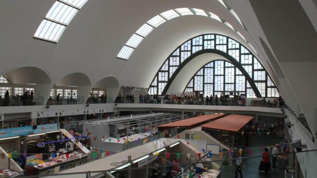 Interior de San Agustín durante la celebración de un mercado.
