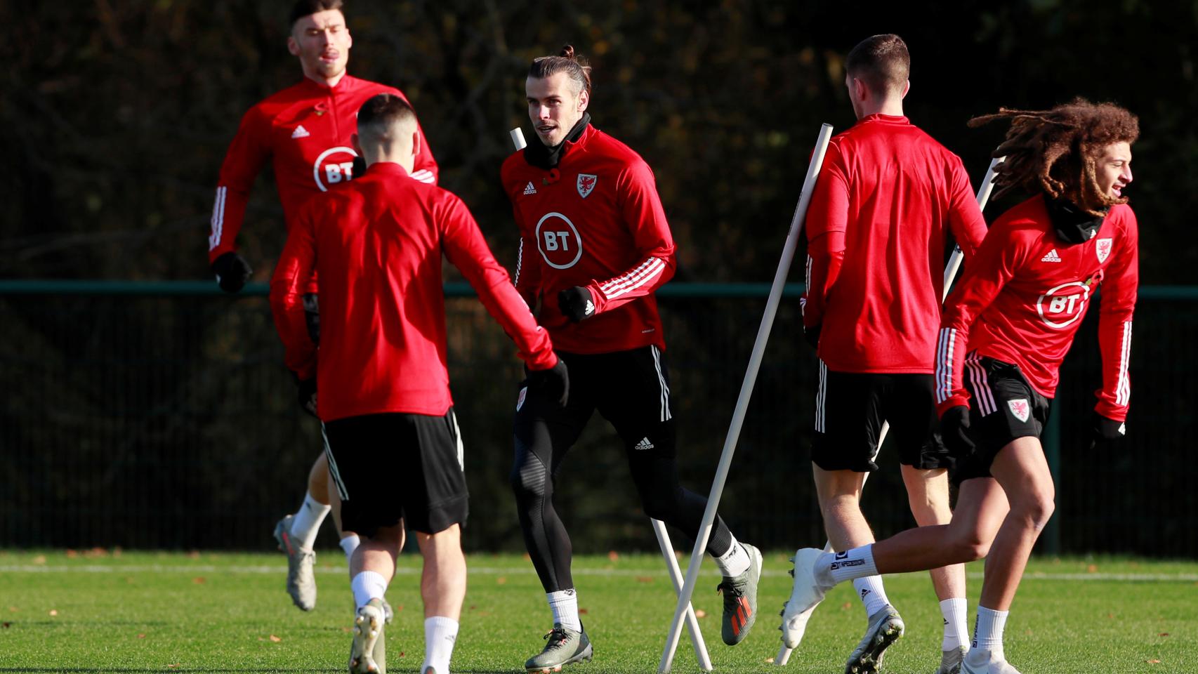 Bale con sus compañeros de Gales.