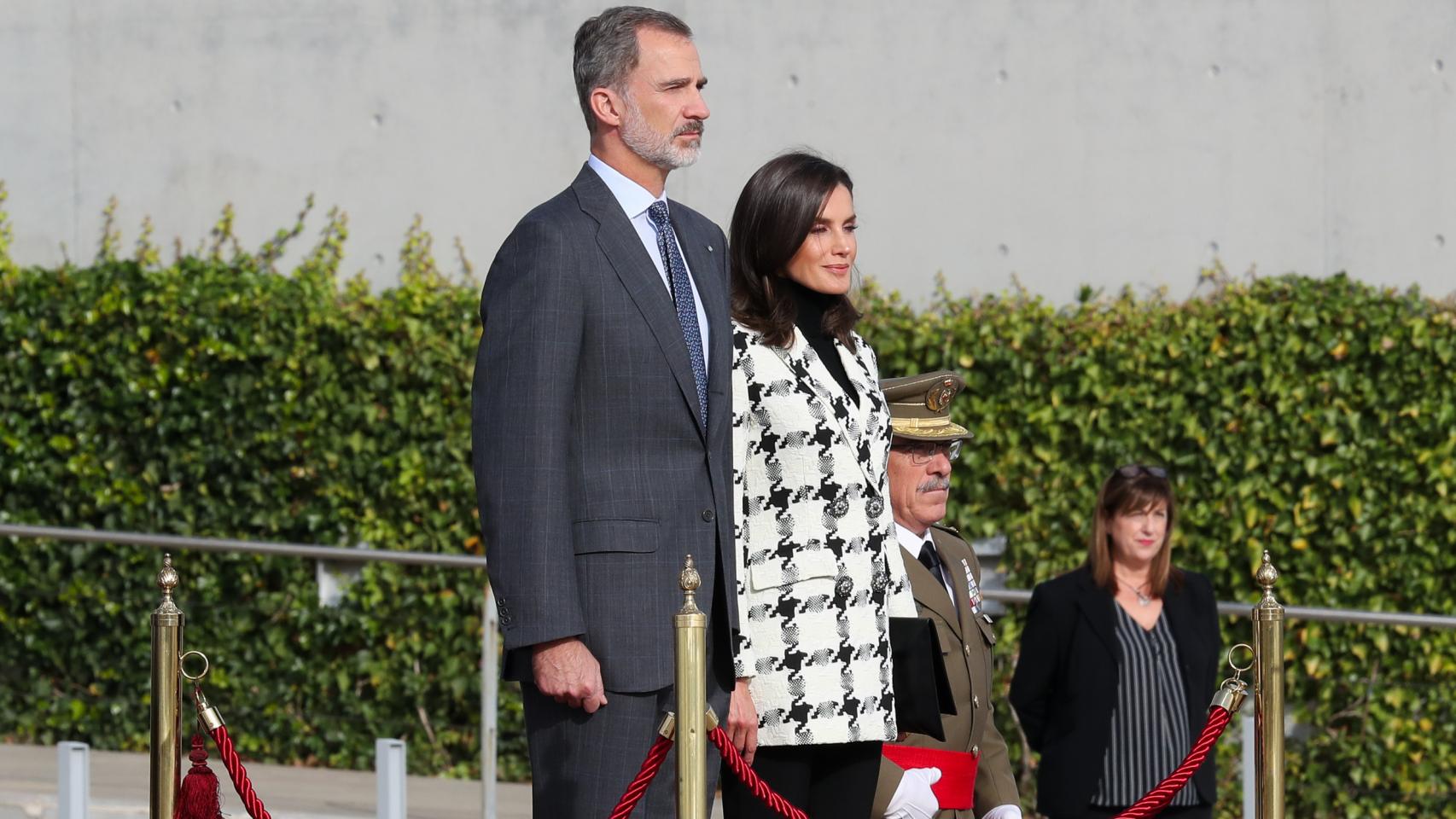Felipe VI y Letizia justo antes de embarcar rumbo a Cuba.