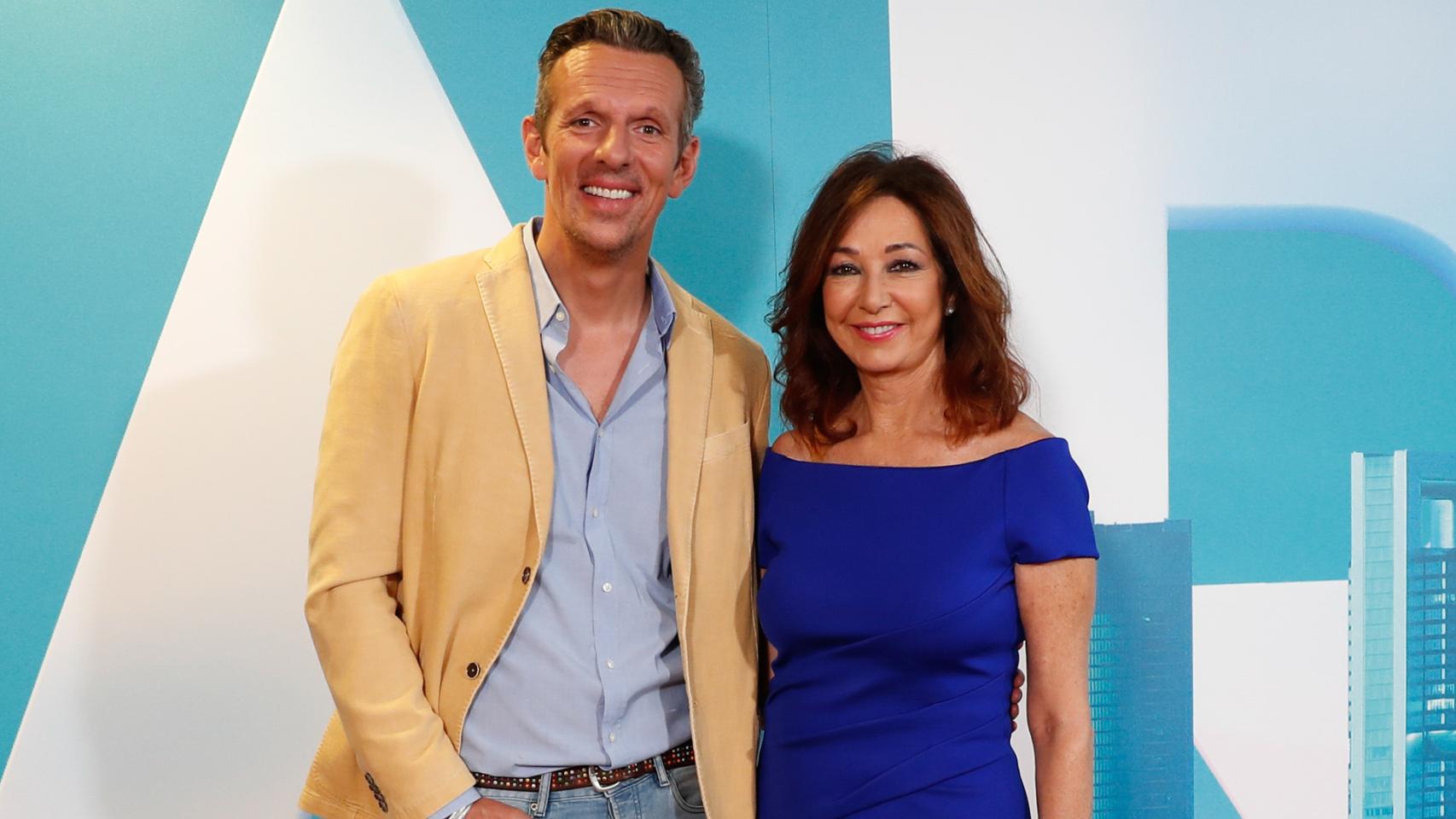 Ana Rosa Quintana junto a Joaquín Prat durante un evento de Mediaset.