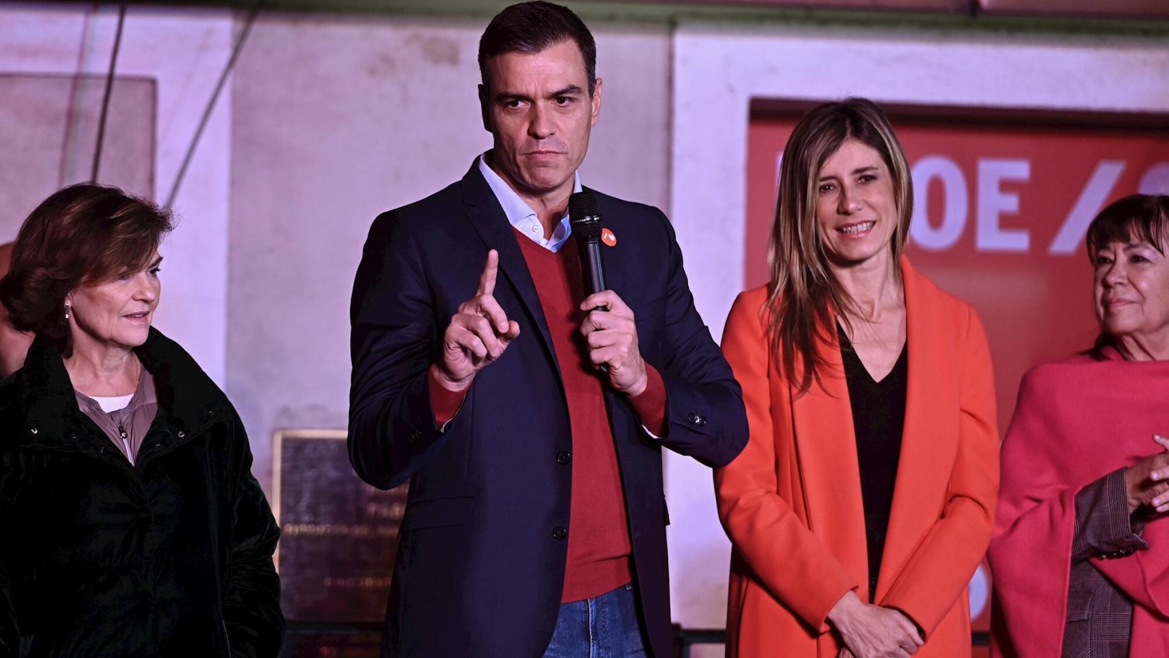 Calvo, Sánchez y su esposa, Begoña Gómez, este domingo en un balcón improvisado en Ferraz.