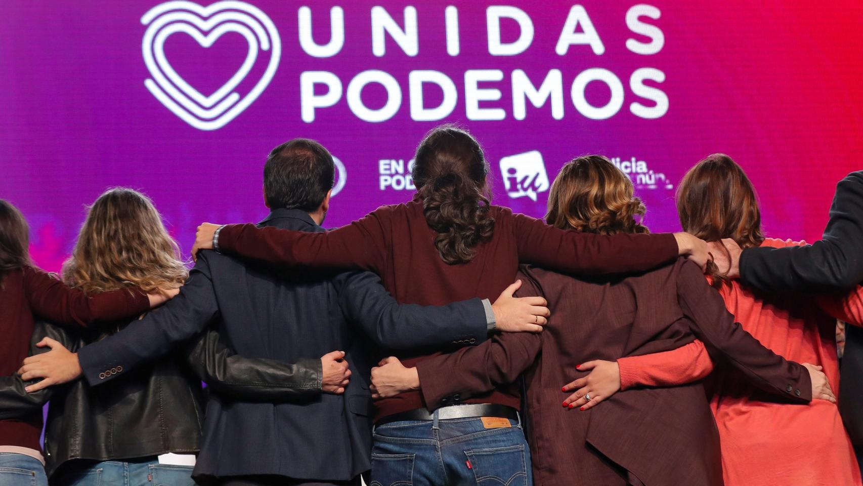 Pablo Iglesias, entre Alberto Garzón y Ada Colau, en el mitin de cierre de campaña de las elecciones generales del 10-N.