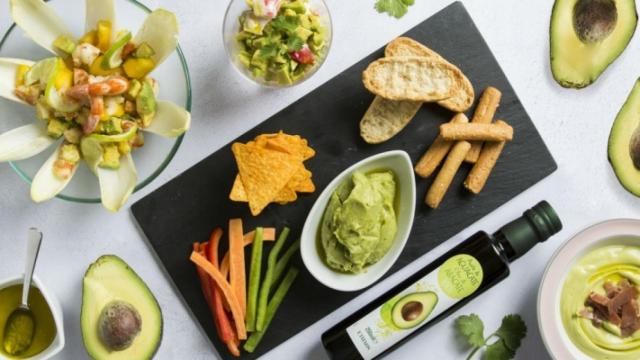 El envase de aceite del aguacate de Mercadona junto a algunas elaboraciones a base de esa misma fruta.