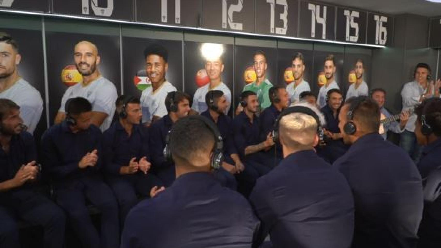 Plantilla del Marbella cantando el nuevo himno.