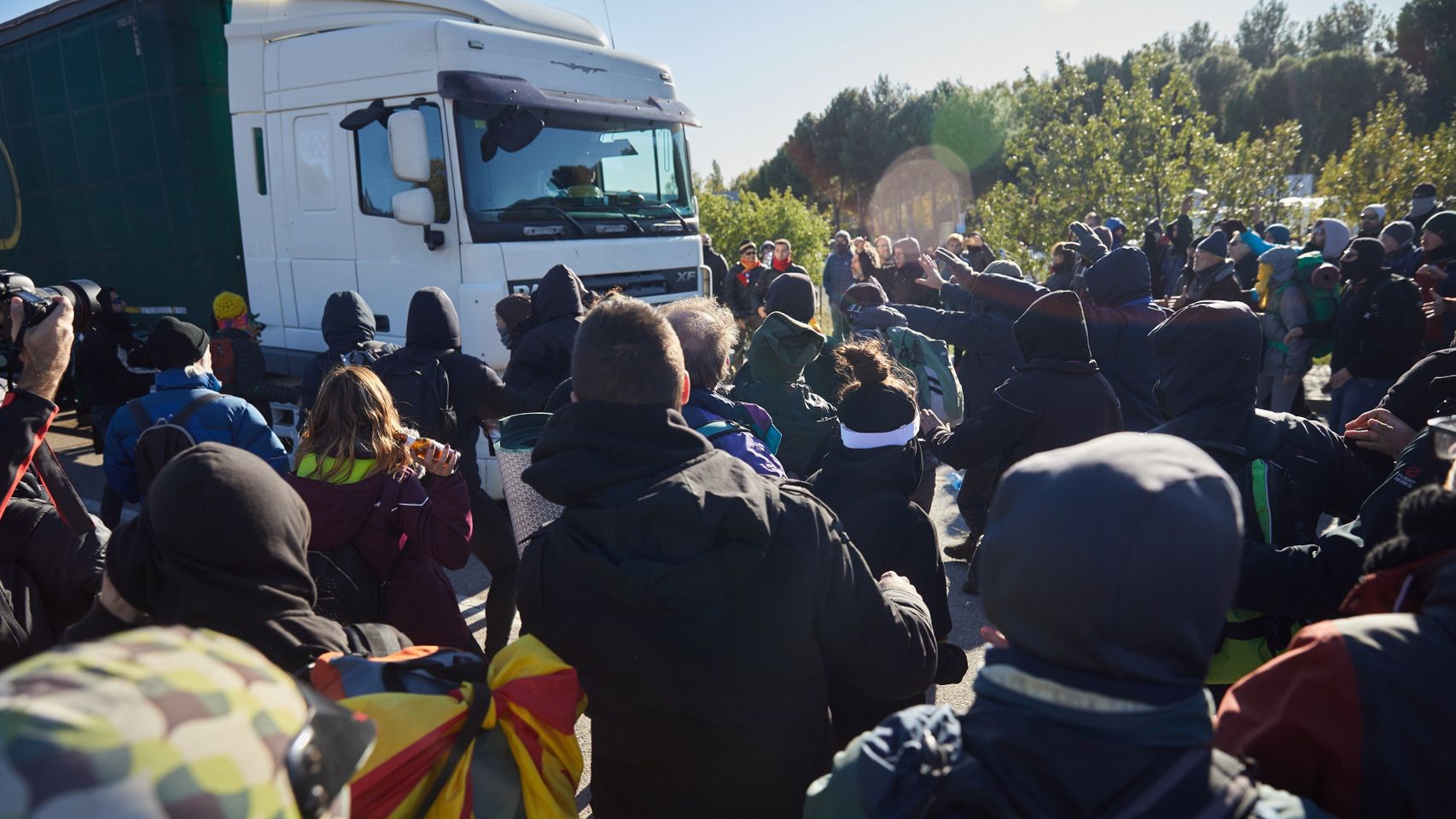 Momento en el que el camión embiste contra los manifestantes.
