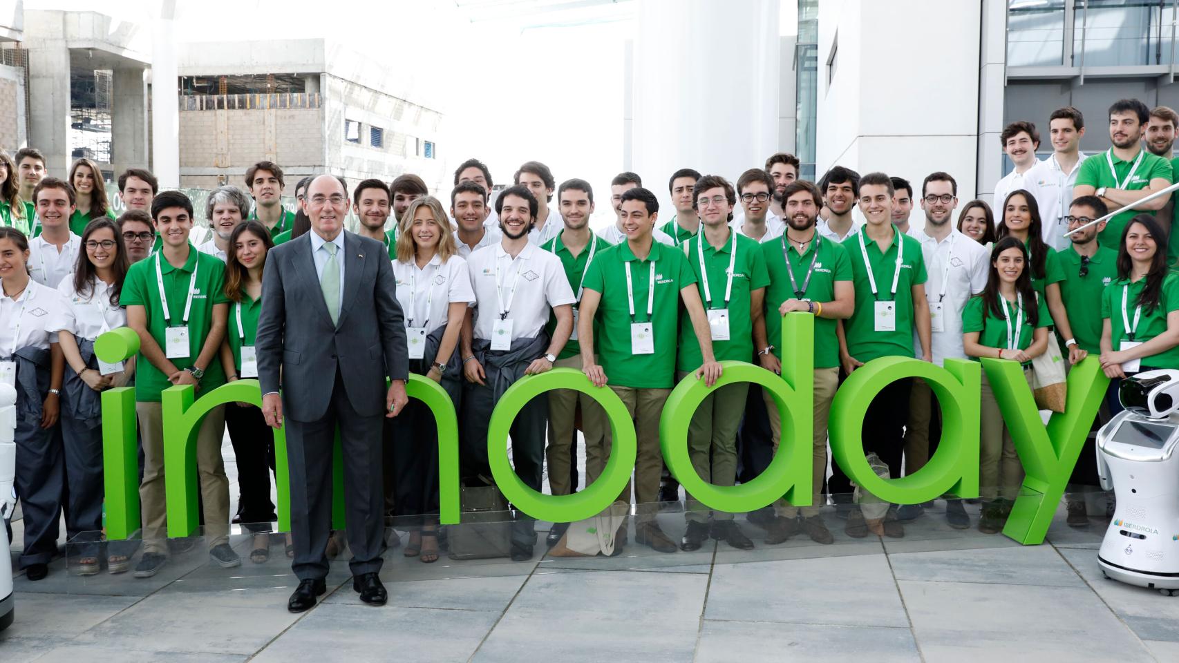 Ignacio Sánchez Galán, con jóvenes participantes en Innoday.