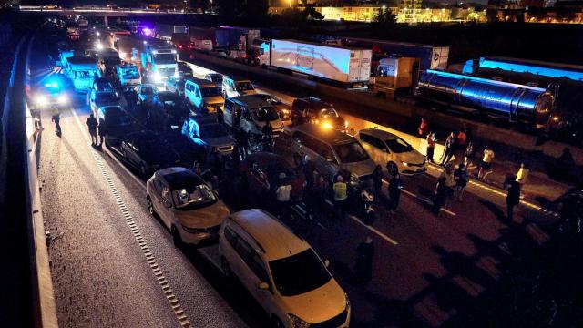 Coches estacionados en el paso fronterizo de La Junquera, en los cortes de Tsunami Democràtic.