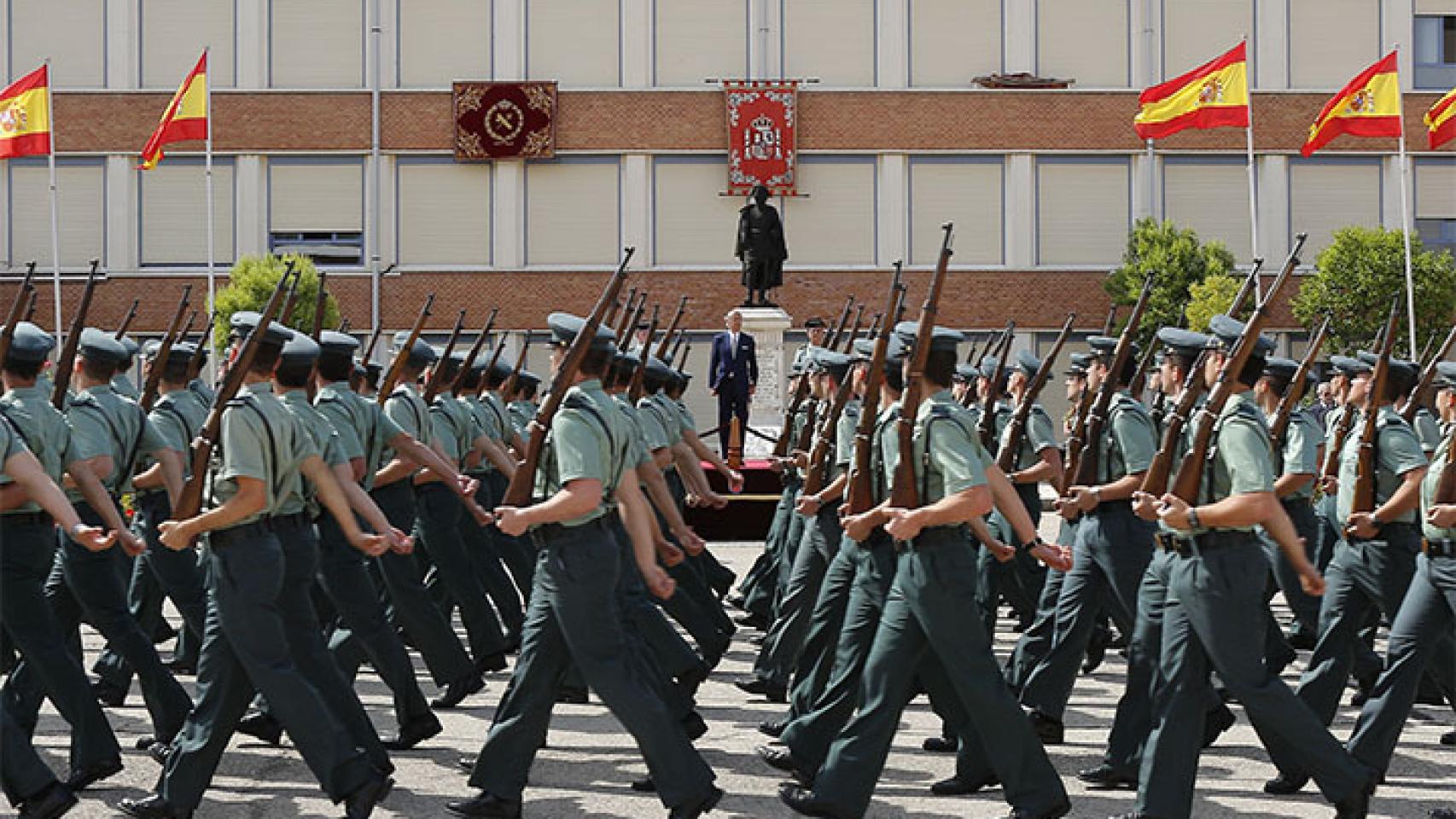 Guardias Civiles desfilan en el centro de Valdemoro.