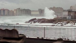 Fuerte oleaje en la costa coruñesa en una foto de archivo.