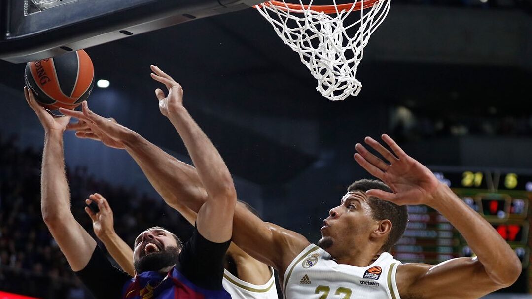 Tavares tapona a Mirotic en el duelo de Euroliga entre el Real Madrid y el Barcelona