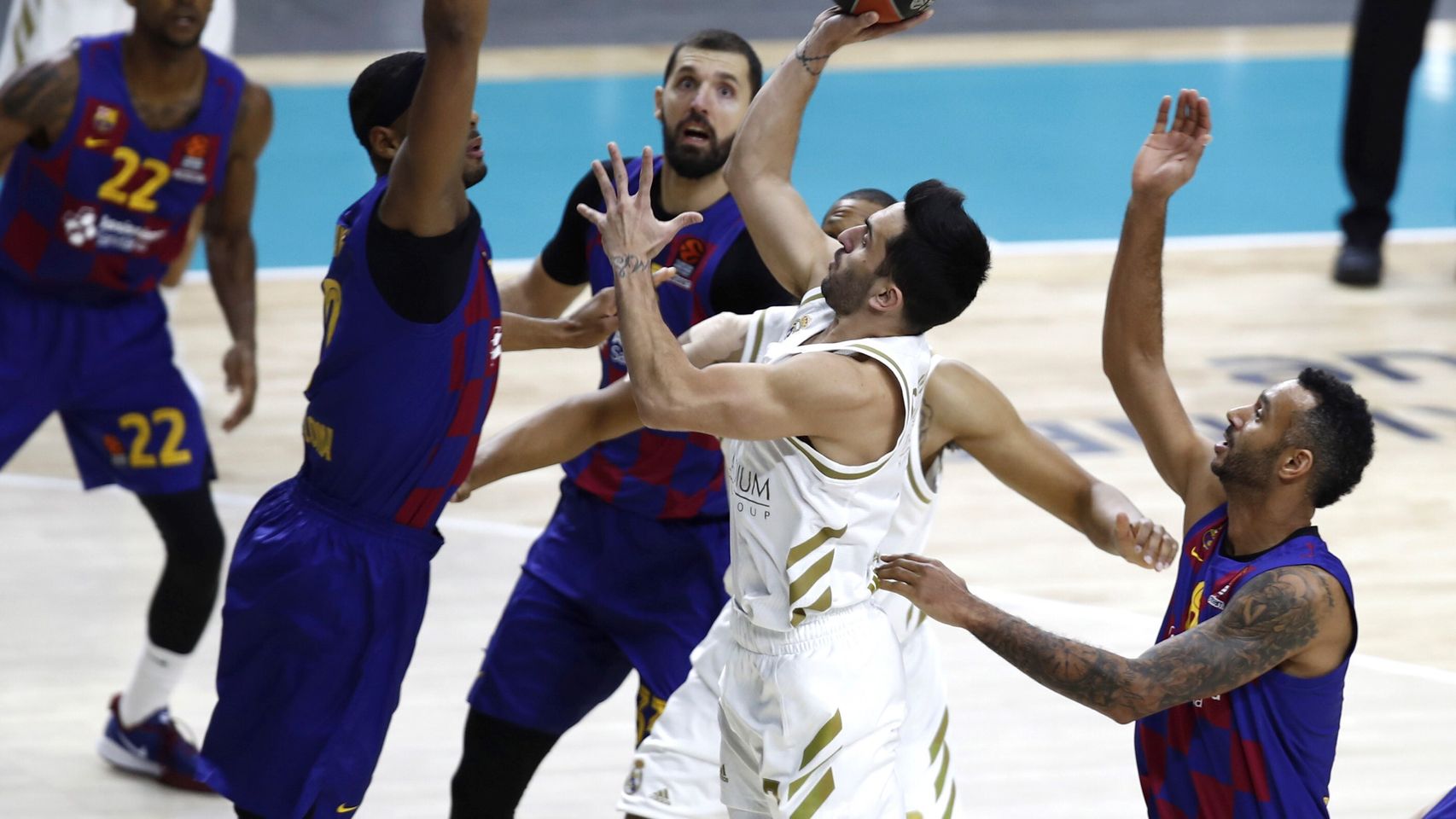 Facundo Campazzo entrando a canasta contra el Barcelona