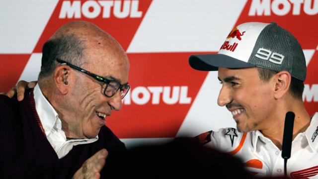 Jorge Lorenzo tiene un gesto de cariño hacia Carmelo Ezpeleta