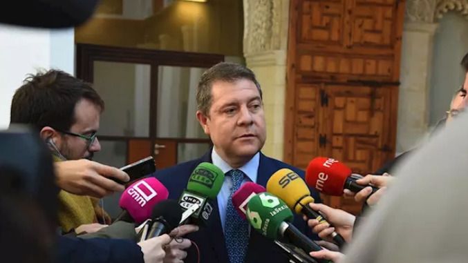 El presidente de Castilla-La Mancha, Emiliano García-Page, atiende a los medios desde el Palacio de Fuensalida.