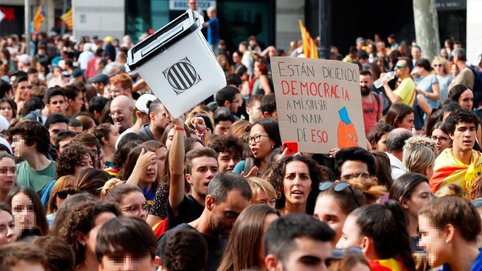 Estudiantes participan en una manifestación contra la sentencia del 'procés'.