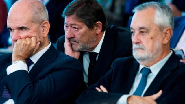 Los expresidentes de la Junta de Andalucía Manuel Chaves y José Antonio Griñán, delante de Francisco Javier Guerrero.