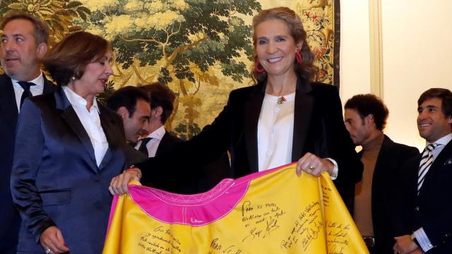 La infanta Elena ha sido reconocida con el Capote de las Artes por su apoyo a los toros.