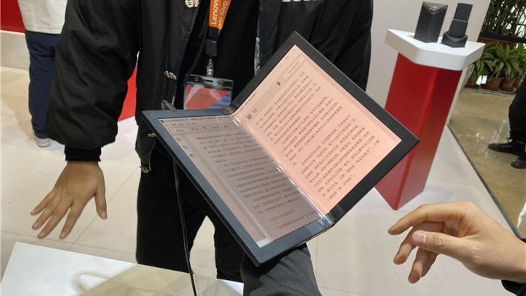 Lenovo demuestra el primer portátil con pantalla plegable del mundo