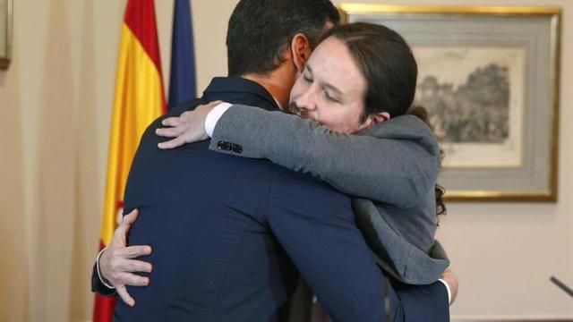 Abrazo entre Pedro Sánchez y Pablo Iglesias tras firmar el acuerdo de Gobierno que han alcanzado sus respectivas formaciones.