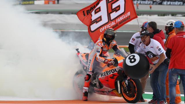 Marc Márquez celebra su victoria en el circuito Ricardo Tormo de Cheste.