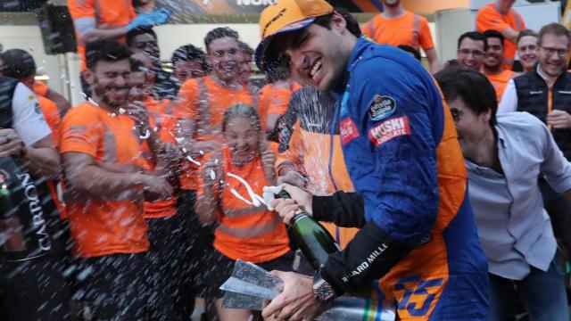Carlos Sainz celebra su tercer puesto en el GP de Brasil