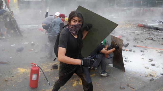 Varios manifestantes, en conflicto con la policía en una protesta en Chile.