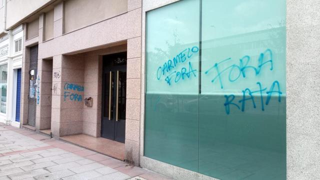 Llenan de pintadas el domicilio de Carmelo del Pozo, director deportivo del Dépor