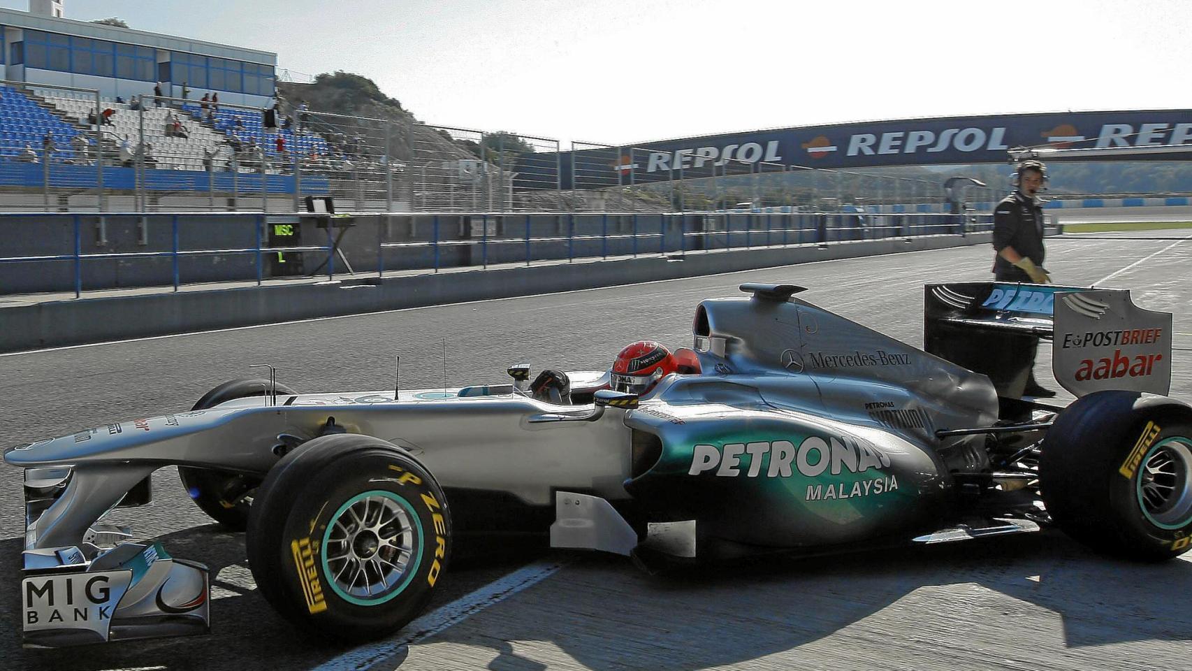 Michael Schumacher, a bordo de su Mercedes en Jerez en 2011