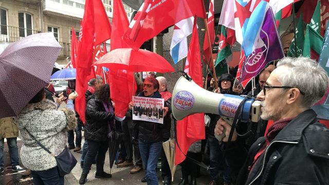 Trabajadores de Caixa Geral protestan ante la sede de Abanca en A Coruña