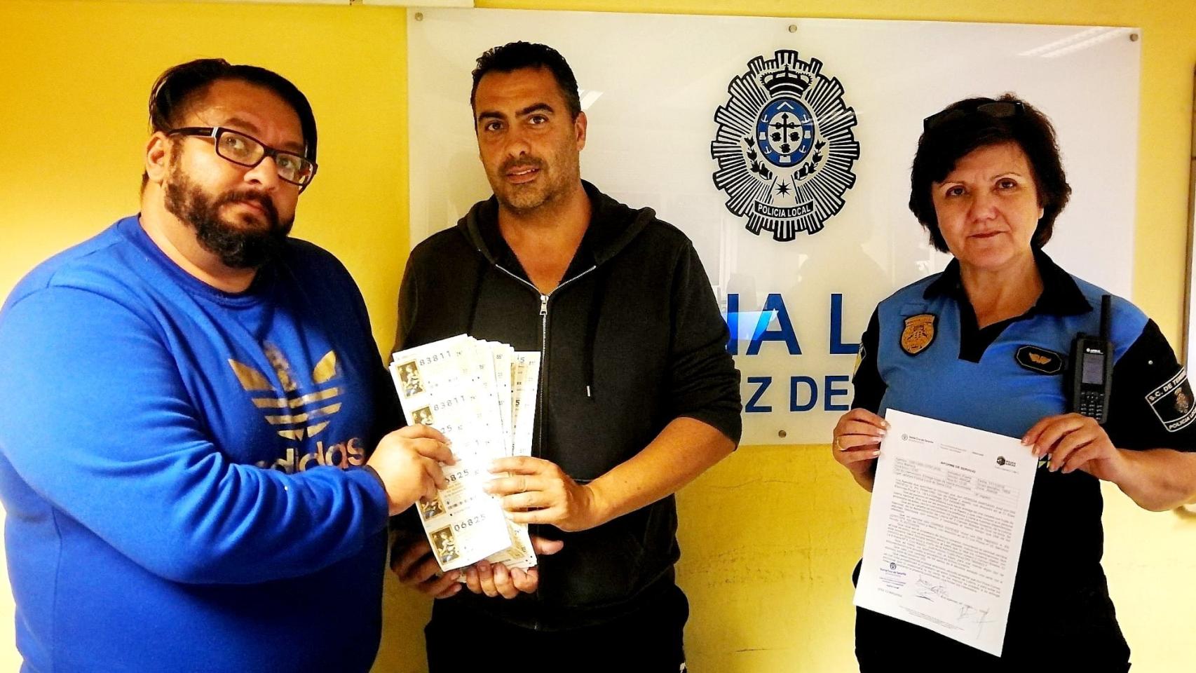 José, el primero a la izquierda, junto al dueño de los boletos.