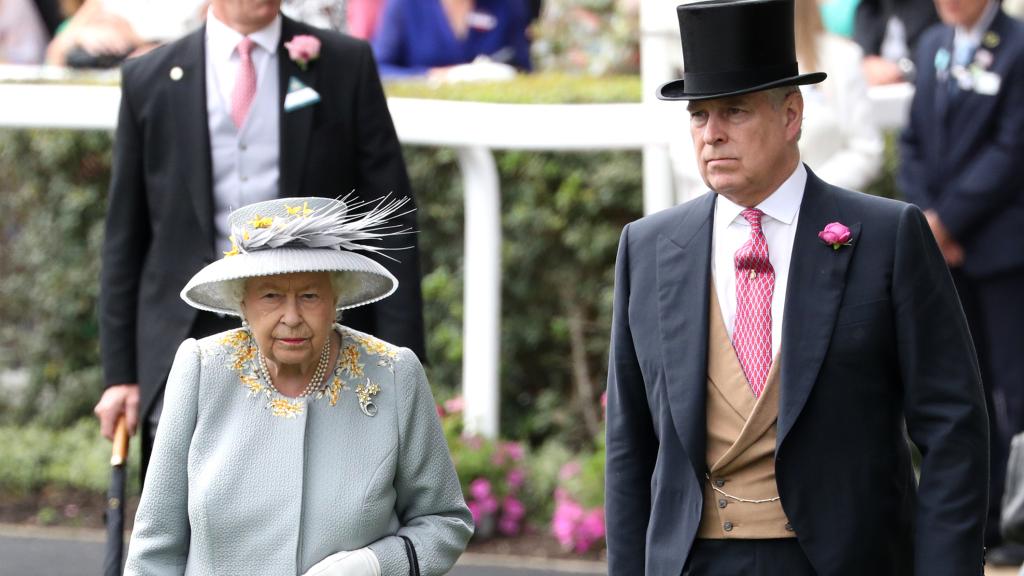 La reina Isabel II y su hijo Andrés, en una imagen de archivo.