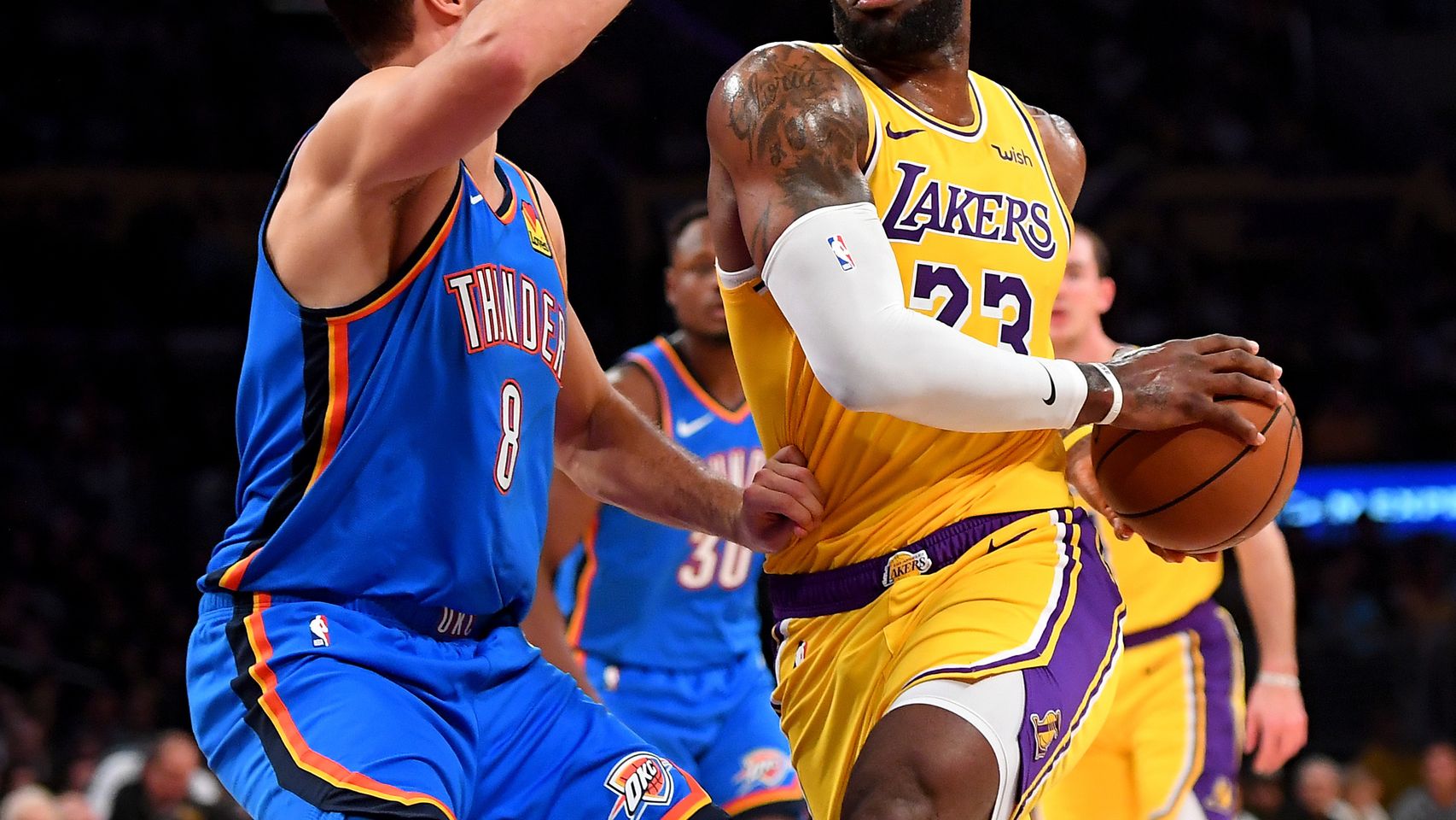 LeBron James entra a canasta contra los Thunder