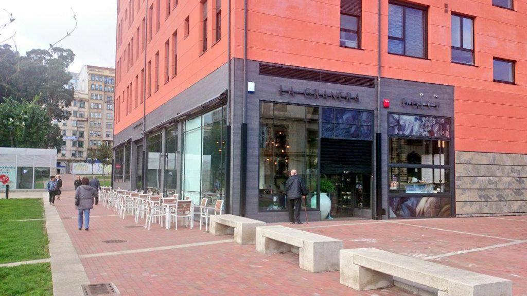 Bajo ocupado por la cafetería La Granera.