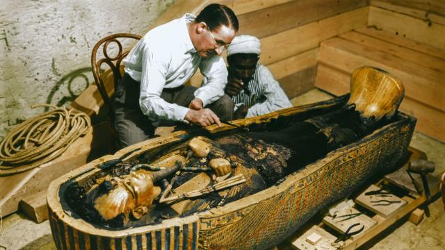 Howard Carter examinando el tercer ataúd de Tutankamón, el de oro macizo. Foto: Griffith Institute