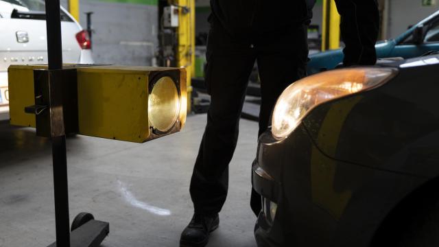 José mira el reglaje de las luces delanteras.