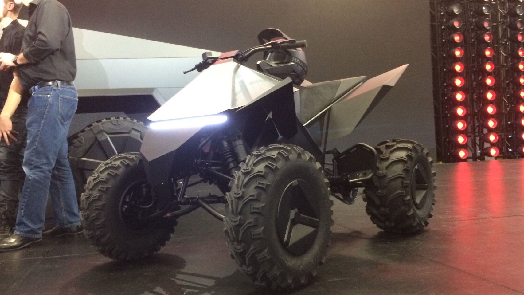 Tesla presenta su propio quad eléctrico, se recarga dentro de la camioneta
