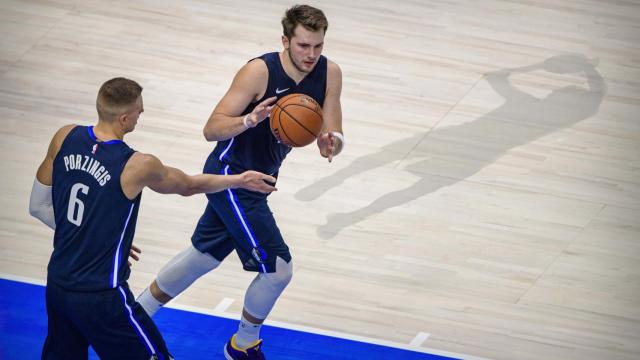 Luka Doncic, junto a Kristaps Porzingis