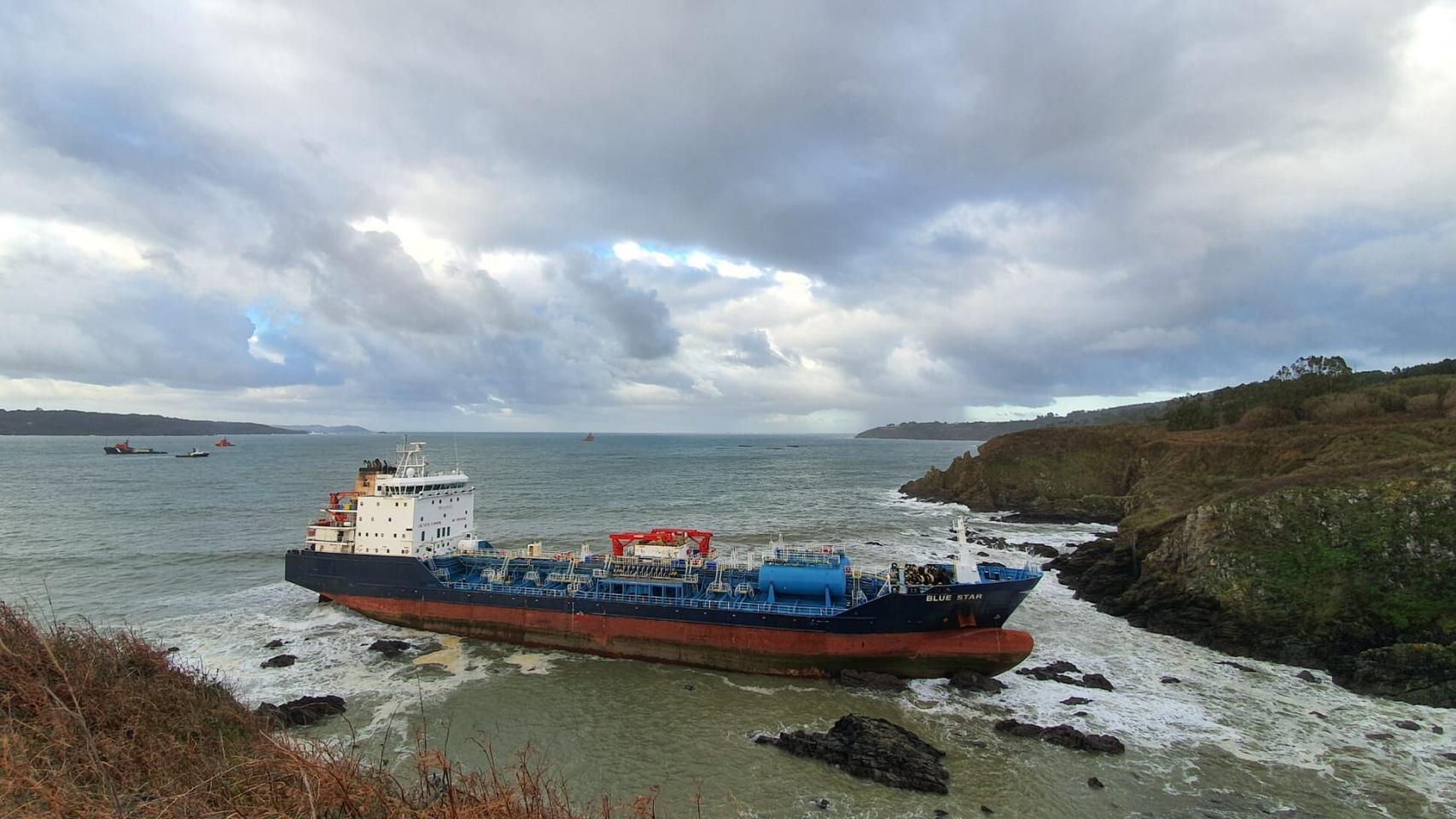 El buque 'Blue Star' encallado en la costa.