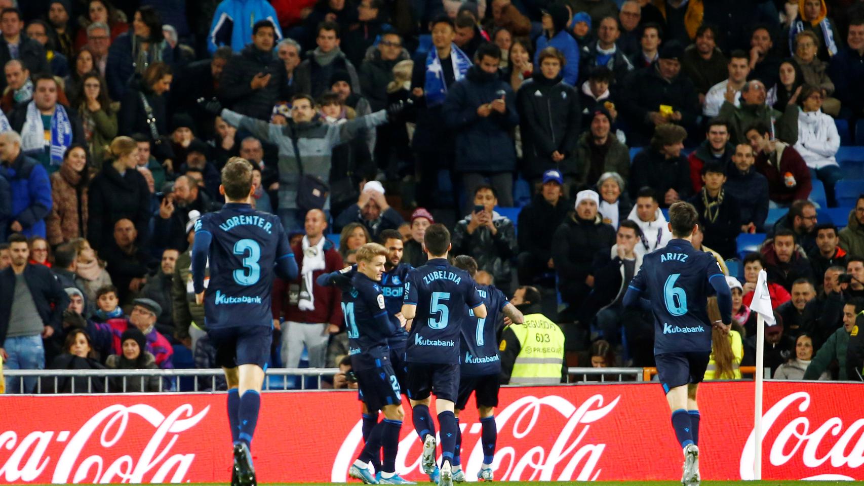 Los jugadores de la Real Sociedad celebran el gol de William Jose
