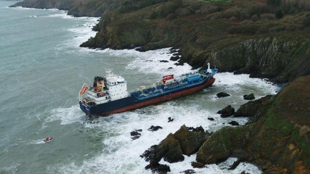 Un petrolero sin carga encalla en la zona de la ría de Ares