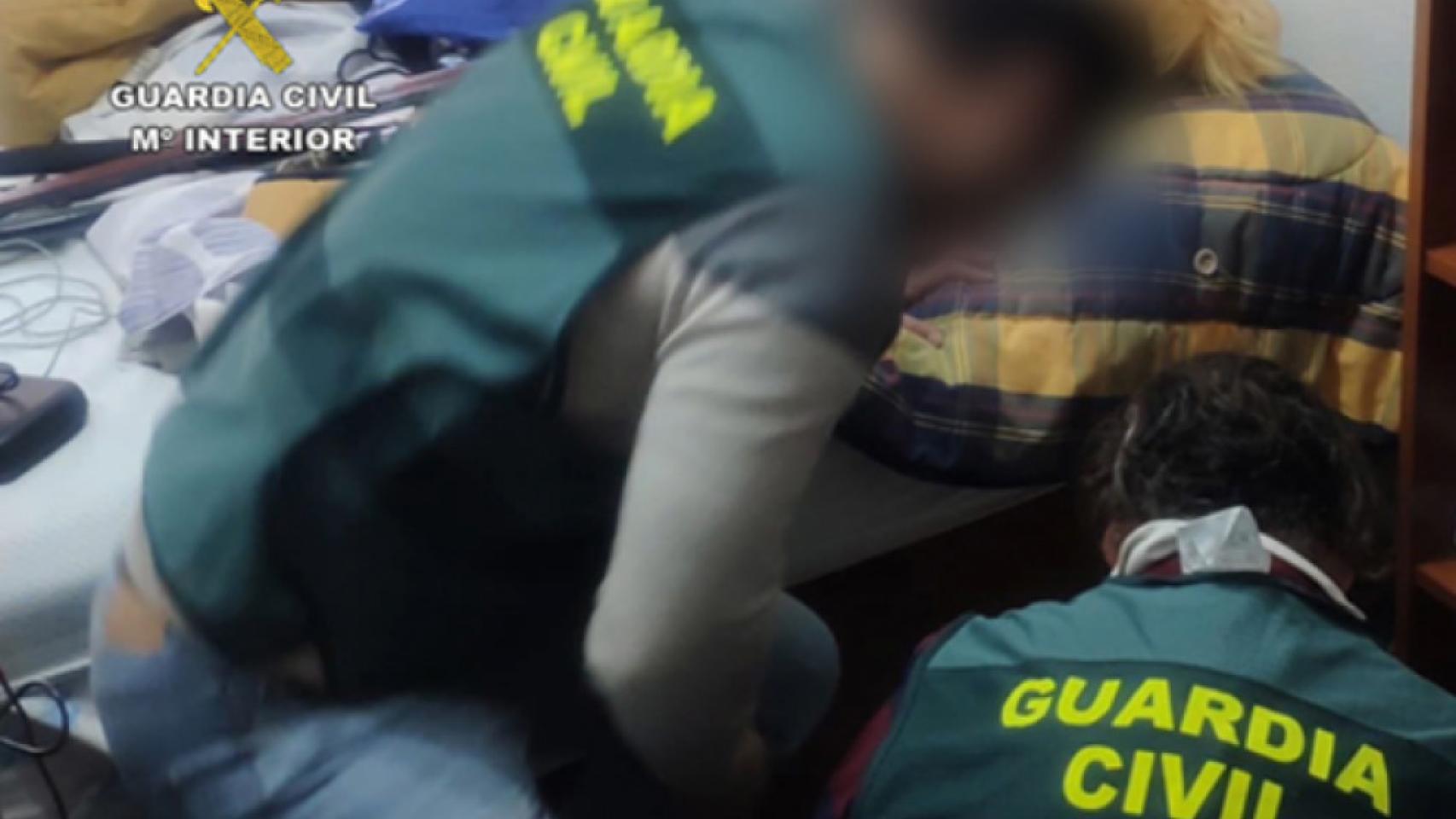 La Guardia Civil registra la vivienda de los madrileños detenidos.