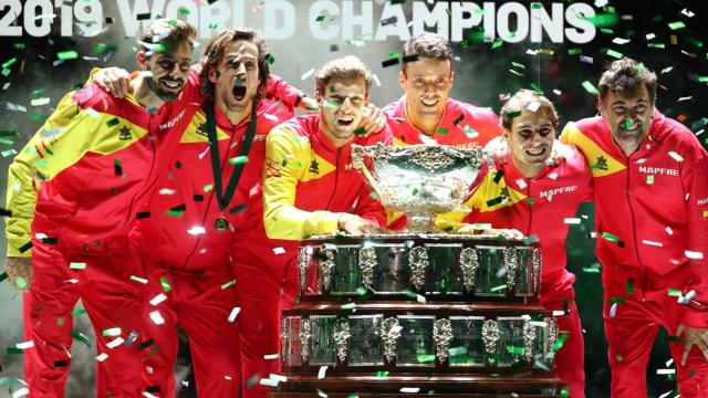 El equipo español de la Copa Davis celebra el título conseguido en Madrid.
