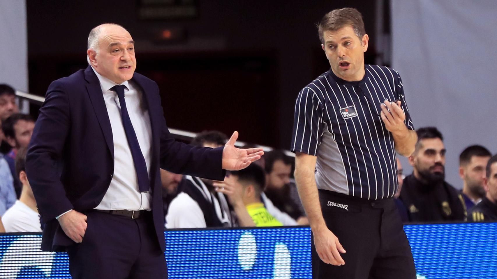 Pablo Laso dialoga con el árbitro durante un partido del Madrid