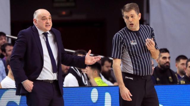 Pablo Laso dialoga con el árbitro durante un partido del Madrid