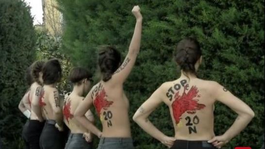 Las activistas de Femen este domingo en el acto de Falange