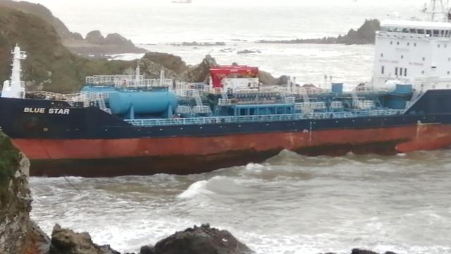 El ‘Blue Star’ sigue encallado en Ares: fracasa el nuevo intento de remolque